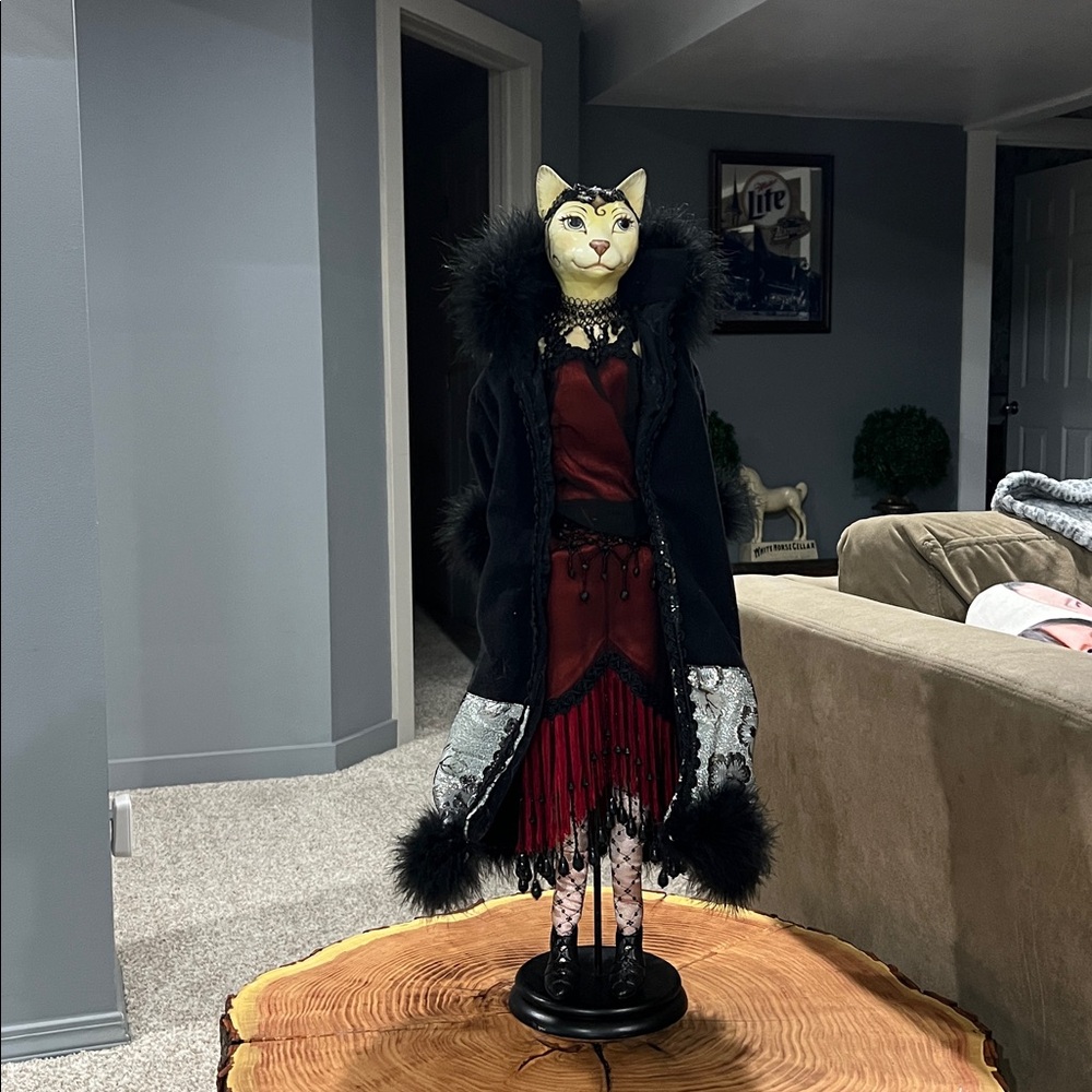 STUNNING VINTAGE Classy Cat Lady